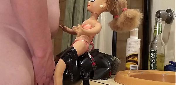  Corôa pervertido fodeu a boceta da bonequinha trancado no banheiro!